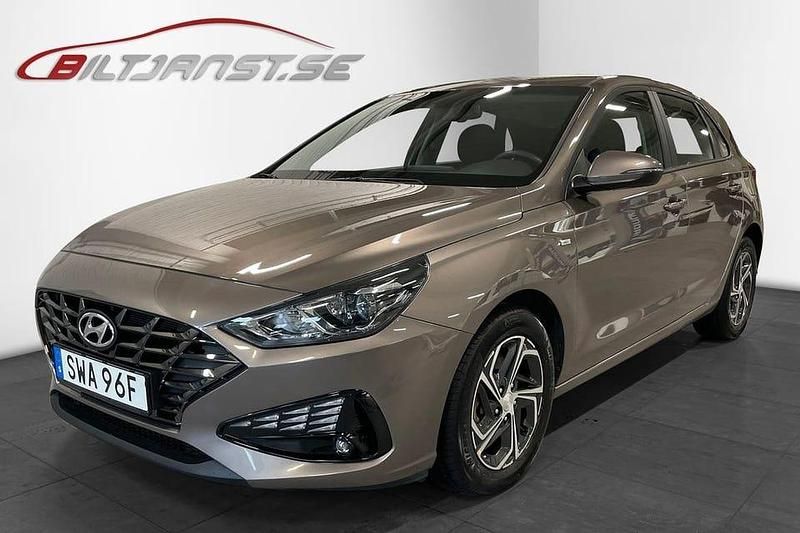 Brun Begagnad 2022 Hyundai i30 Essential Halvkombi | 194 900 kr (Marknadspris) - Bild 1/4