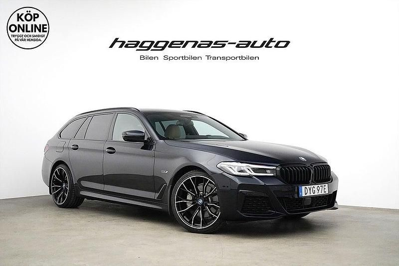 Svart Begagnad 2022 BMW 530e Shadowline Kombi | 459 000 kr - Bild 1/4
