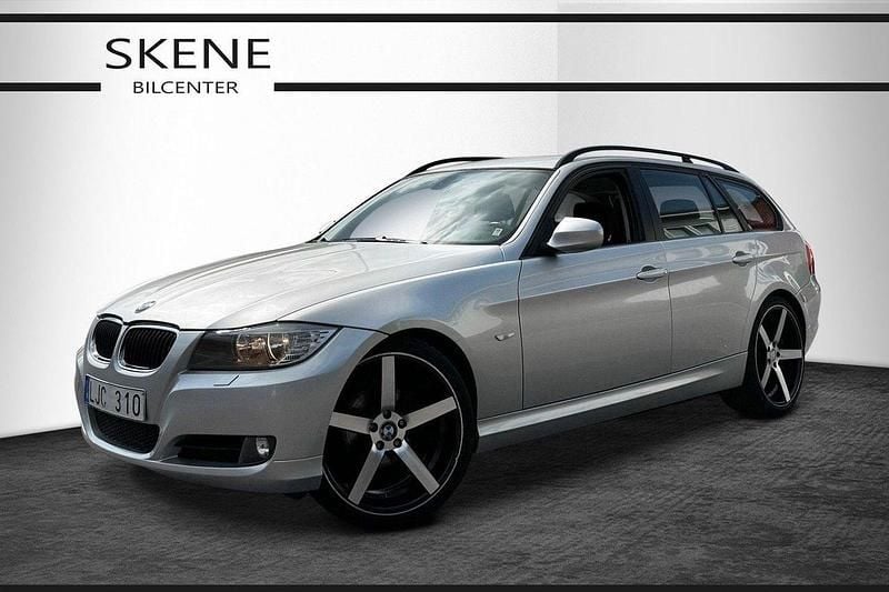 Ljusgrå Begagnad 2008 BMW 318 Comfort Edition Kombi | 64 500 kr (Marknadspris) - Bild 1/4