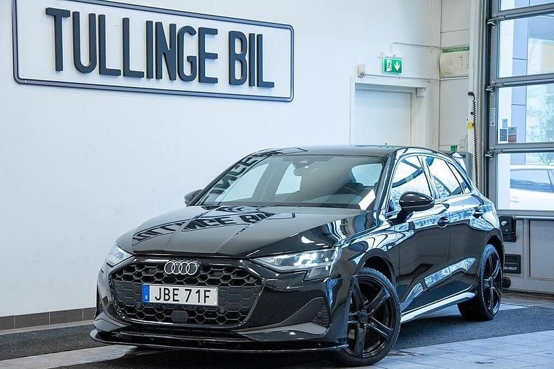 Svart Begagnad 2025 Audi A3 Sportback Advanced Halvkombi | 294 900 kr (Marknadspris) - Bild 1/4
