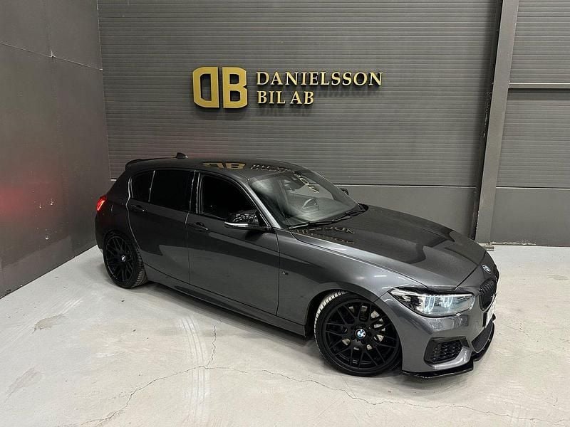 Grå Begagnad 2018 BMW M140 M Sport Halvkombi | 429 800 kr (Marknadspris) - Bild 1/4