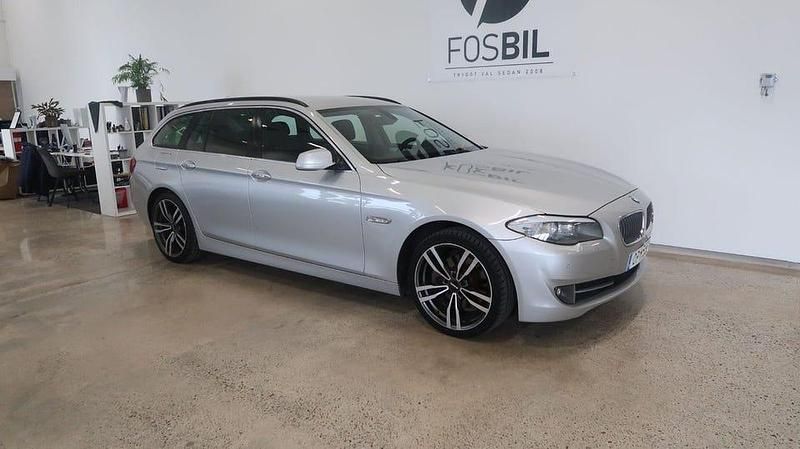 Ljusgrå (grå) Begagnad 2011 BMW 520 Kombi | 109 900 kr (Marknadspris) - Bild 1/3