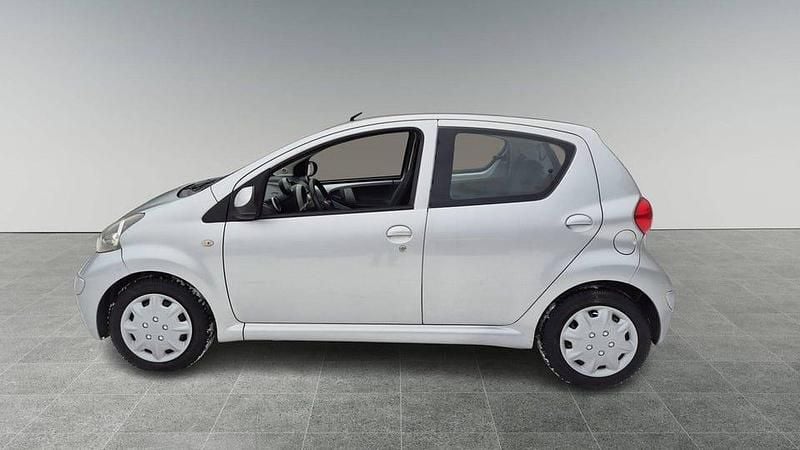 Begagnad Toyota Aygo 68 HK (50 kW) 2006 Silver Halvkombi