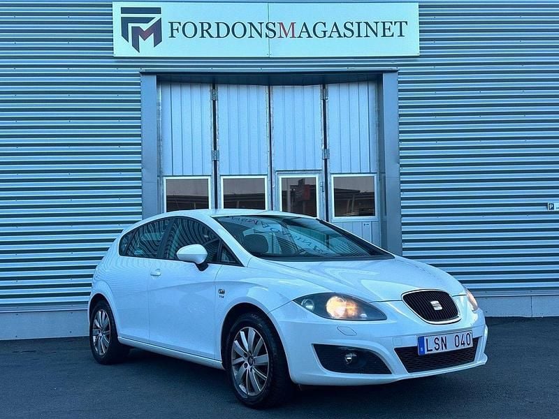 Vit Begagnad 2011 Seat Leon Style Halvkombi | 44 800 kr (Marknadspris) - Bild 1/4
