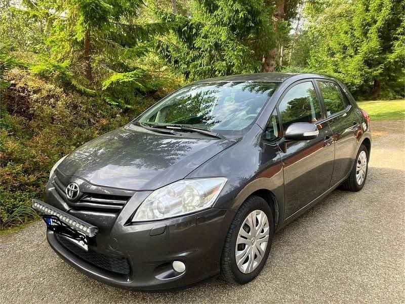 Grå Begagnad 2010 Toyota Auris Plus Halvkombi | 75 000 kr (Marknadspris) - Bild 1/4