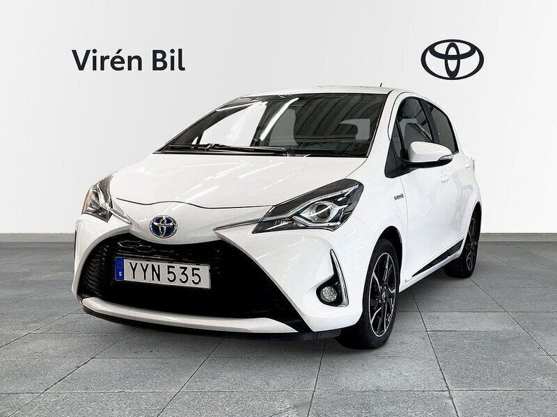 Vit Begagnad 2017 Toyota Yaris Hybrid Style Halvkombi | 119 000 kr (Bra pris) - Bild 1/4