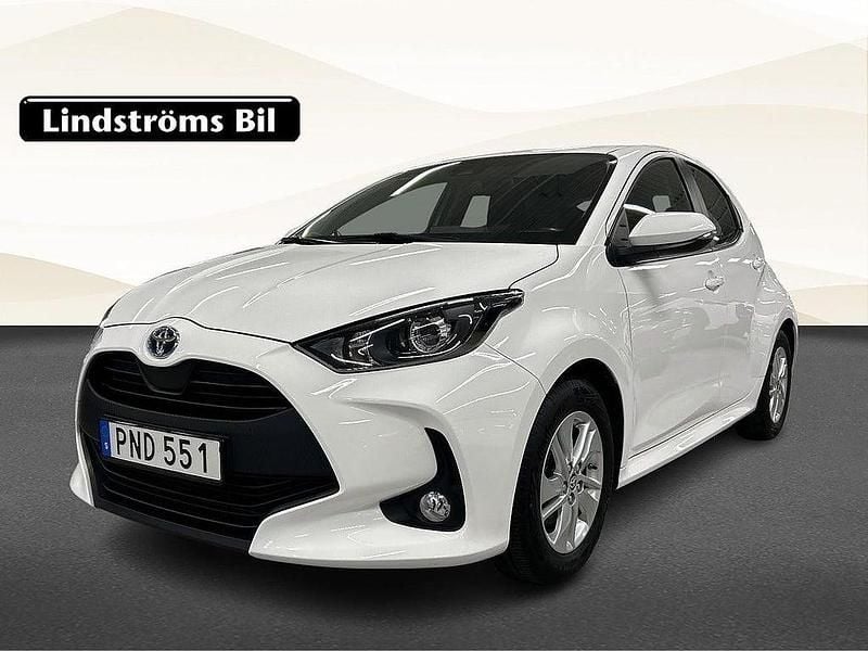 Vit Begagnad 2022 Toyota Yaris Hybrid Active Halvkombi | 213 000 kr (Marknadspris) - Bild 1/3
