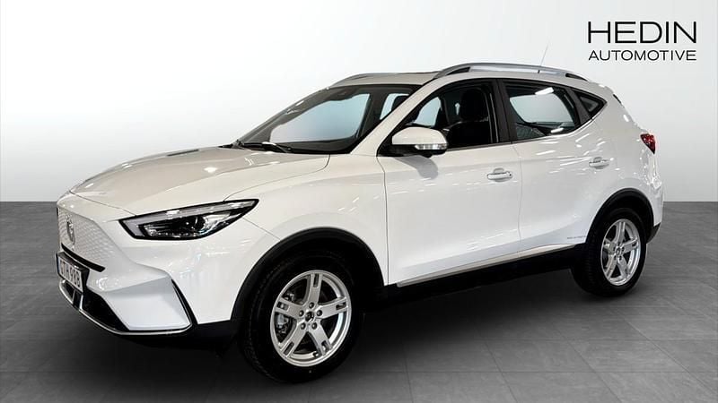 Vit (white) Begagnad 2022 MG ZS Luxury Sedan | 254 900 kr (Superpris) - Bild 1/4