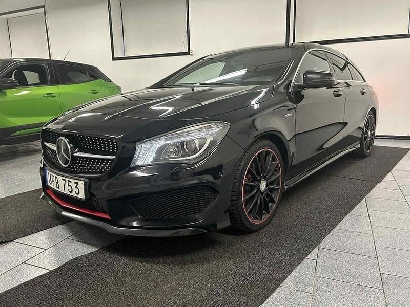 Svart Begagnad 2015 Mercedes CLA250 Shooting Brake AMG Kombi | 199 500 kr (Marknadspris) - Bild 1/4