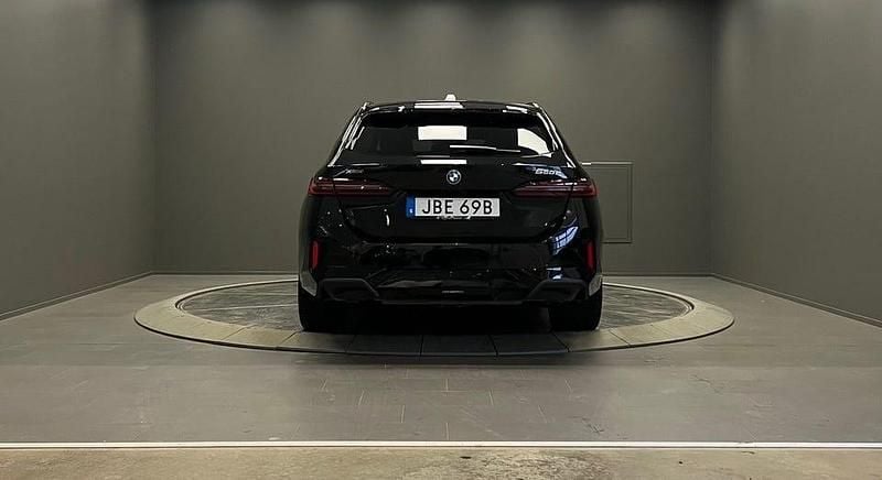 Begagnad BMW 550 Comfort Edition 490 HK (360 kW) 2025 Black sapphire metallic