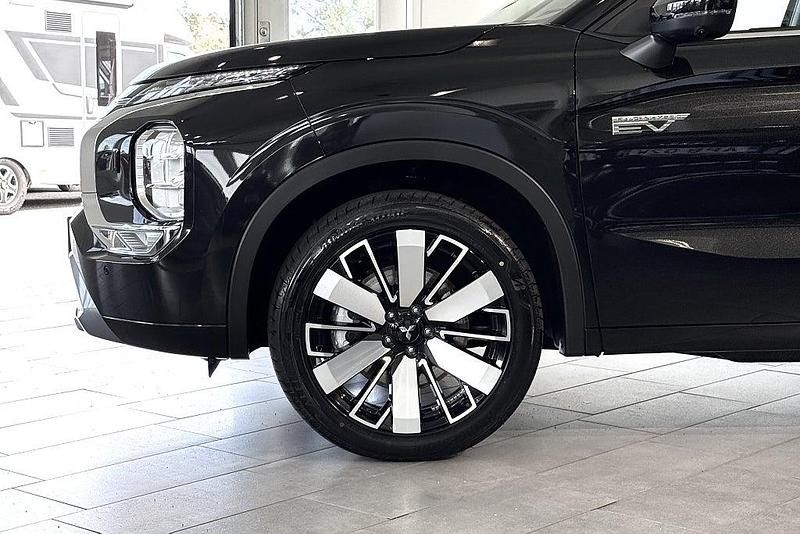 Ny Mitsubishi Outlander P-HEV Invite 306 HK (225 kW) 2025 Moonstone grå SUV