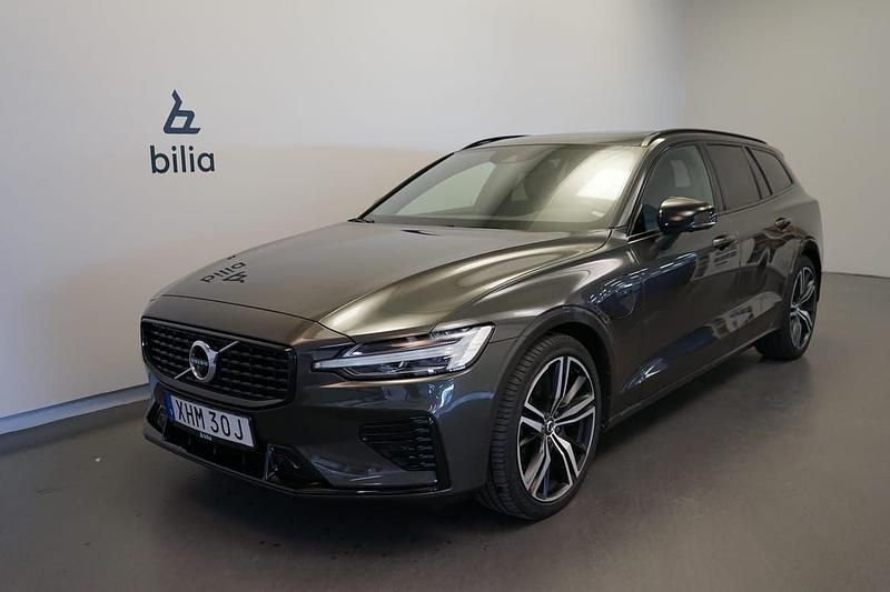 Mörkgrå Begagnad 2022 Volvo V60 R-Design Kombi | 459 500 kr (Marknadspris) - Bild 1/3