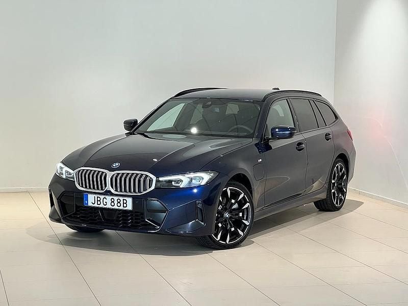 Blå Begagnad 2025 BMW 330e M Sport Kombi | 529 000 kr (Bra pris) - Bild 1/4