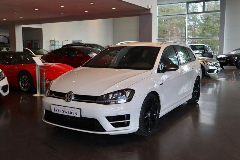 Vit Begagnad 2017 VW Golf VII R Kombi | 249 900 kr (Marknadspris) - Bild 1/4
