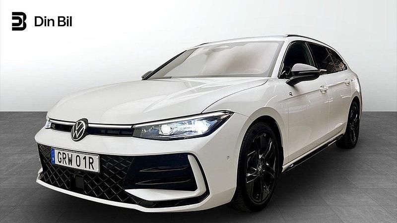 Vit Begagnad 2024 VW Passat R-line SUV | 444 900 kr (Dyr) - Bild 1/4