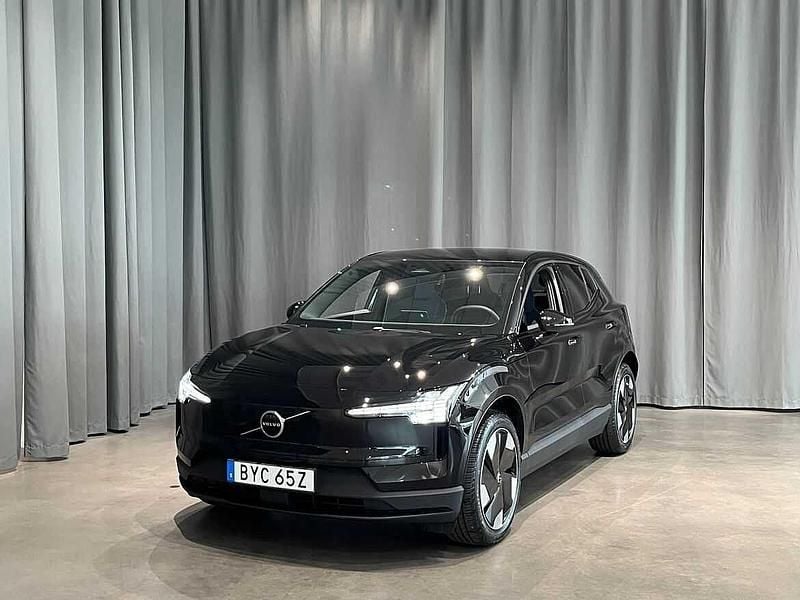 Svart Ny 2025 Volvo EX30 Plus SUV | 484 800 kr (Marknadspris) - Bild 1/4