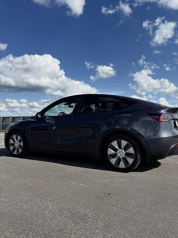 Grå Begagnad 2022 Tesla Model Y Long Range AWD SUV | 379 000 kr (Bra pris) - Bild 1/4