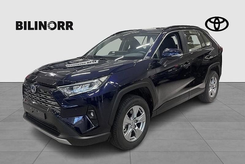 Mörkblå (blå) Ny 2025 Toyota RAV4 Hybrid Active SUV | 443 800 kr (Marknadspris) - Bild 1/3