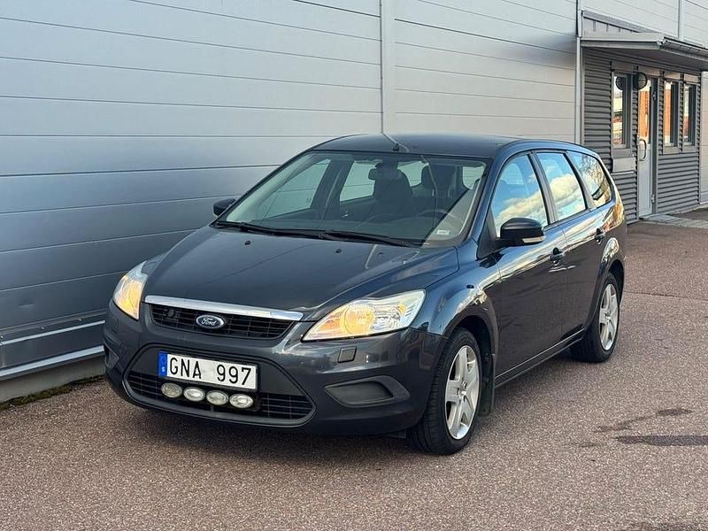 Grå Begagnad 2009 Ford Focus Trend Kombi | 23 900 kr (Marknadspris) - Bild 1/4