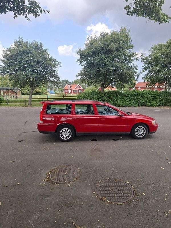 Röd Begagnad 2006 Volvo V70 Kinetic Kombi | 30 000 kr (Marknadspris) - Bild 1/4