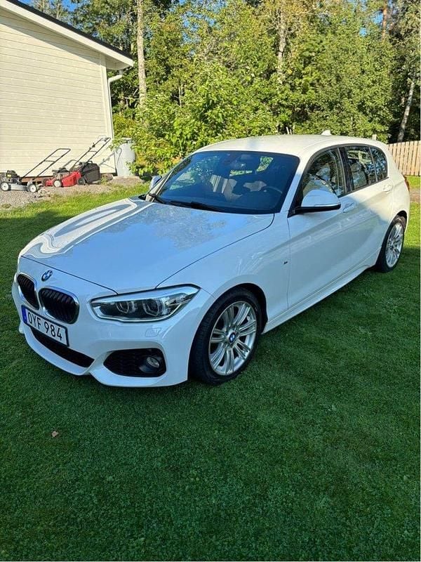 Vit Begagnad 2016 BMW 116 M Sport Halvkombi | 130 000 kr (Marknadspris) - Bild 1/4