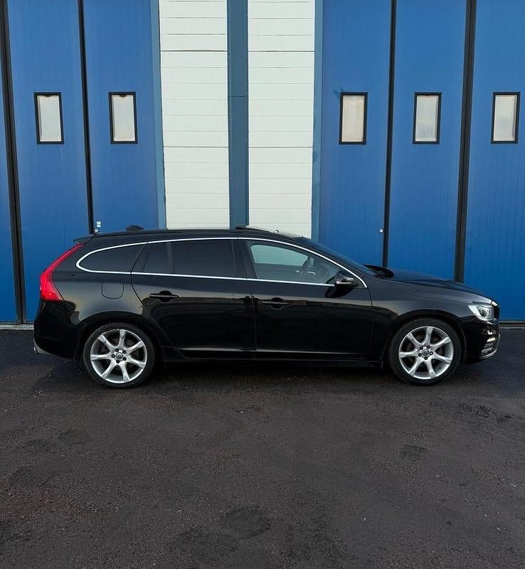 Begagnad Volvo V60 R-Design 190 HK (139 kW) 2015 Svart Kombi