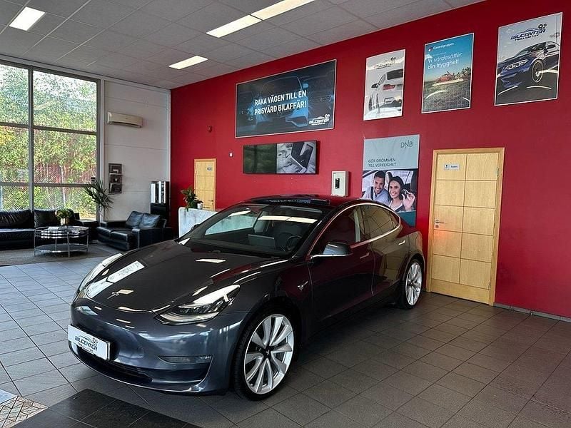 Grå Begagnad 2019 Tesla Model 3 Long Range Sedan | 219 500 kr (Marknadspris) - Bild 1/4