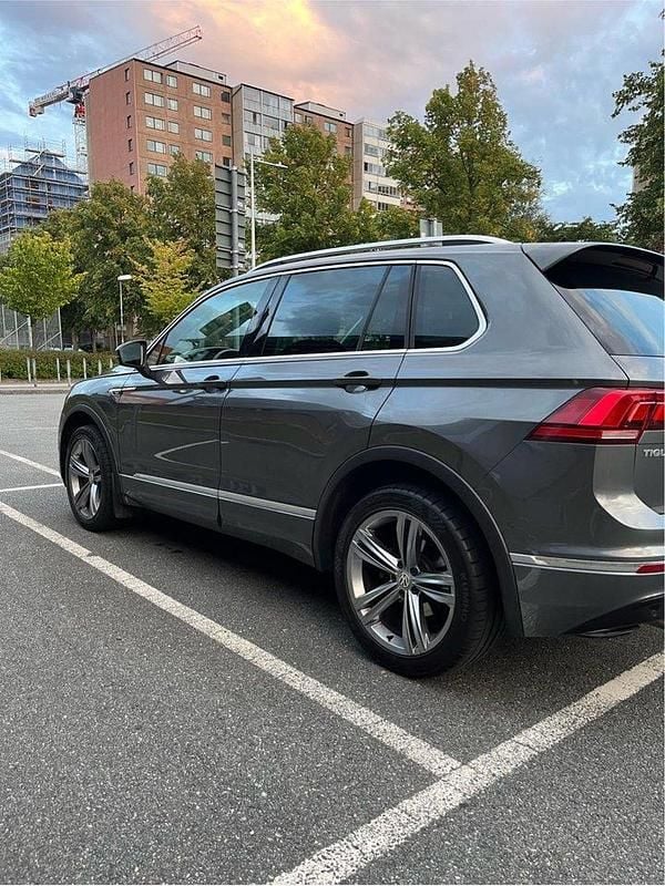 Grå Begagnad 2020 VW Tiguan SUV | 285 000 kr (Marknadspris) - Bild 1/4