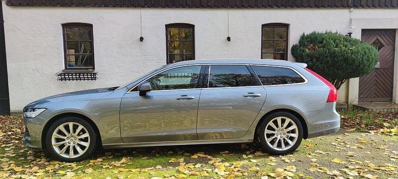 Grå Begagnad 2019 Volvo V90 Momentum Kombi | 179 900 kr (Marknadspris) - Bild 1/4