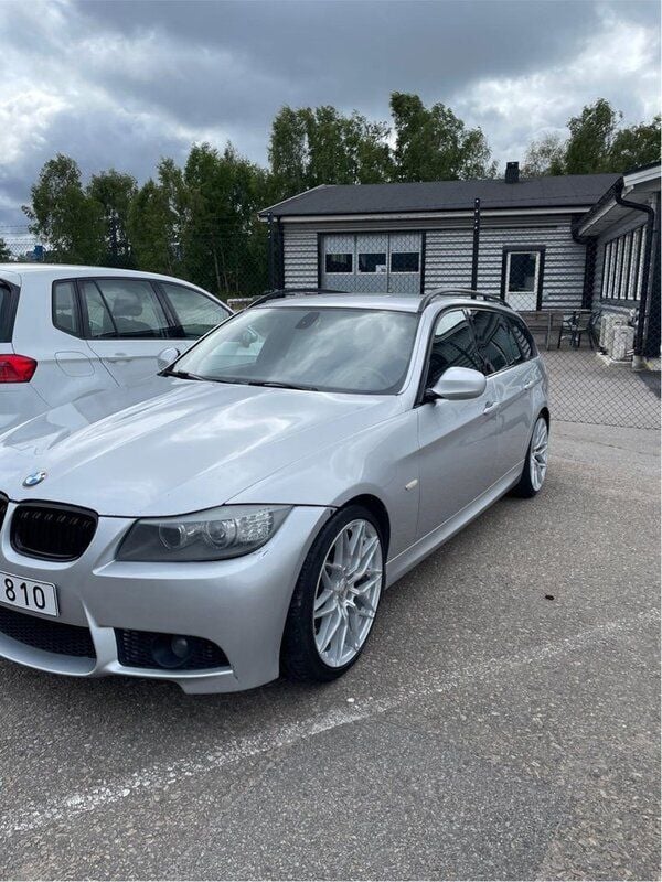 Grå Begagnad 2010 BMW 330 Comfort Edition Kombi | 79 000 kr (Bra pris) - Bild 1/4