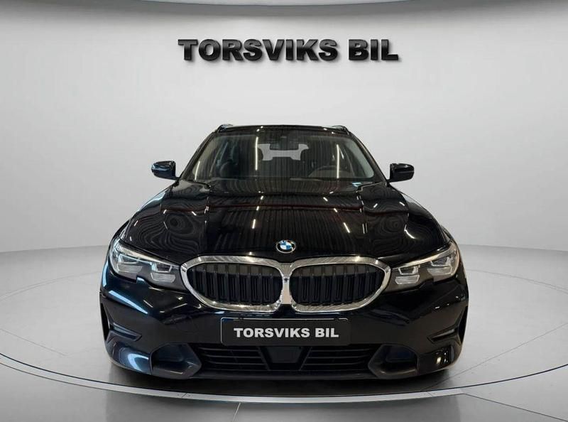 Svart Begagnad 2020 BMW 320 Kombi | 249 900 kr (Marknadspris) - Bild 1/4