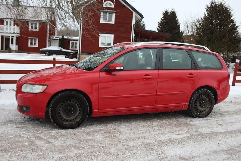 Begagnad Volvo V50 Momentum 136 HK (100 kW) 2007 Röd Kombi