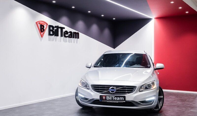 Silver Begagnad 2014 Volvo V60 Momentum Kombi | 139 900 kr (Marknadspris) - Bild 1/4