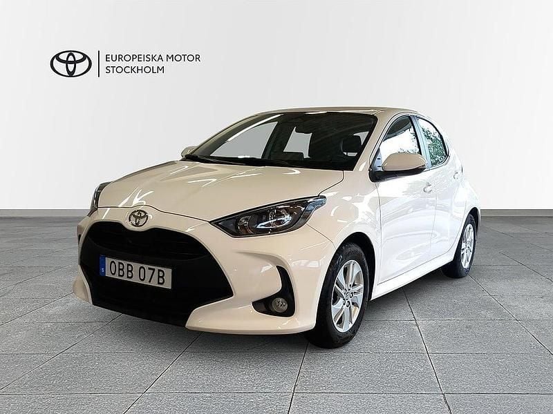 Vit Begagnad 2024 Toyota Yaris Hybrid Active Halvkombi | 204 900 kr (Superpris) - Bild 1/4