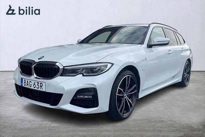 Vit Begagnad 2021 BMW 330 M Sport Kombi | 349 900 kr - Bild 1/4