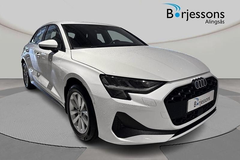 Vit Ny 2025 Audi A3 Sportback Halvkombi | 325 000 kr (Marknadspris) - Bild 1/4