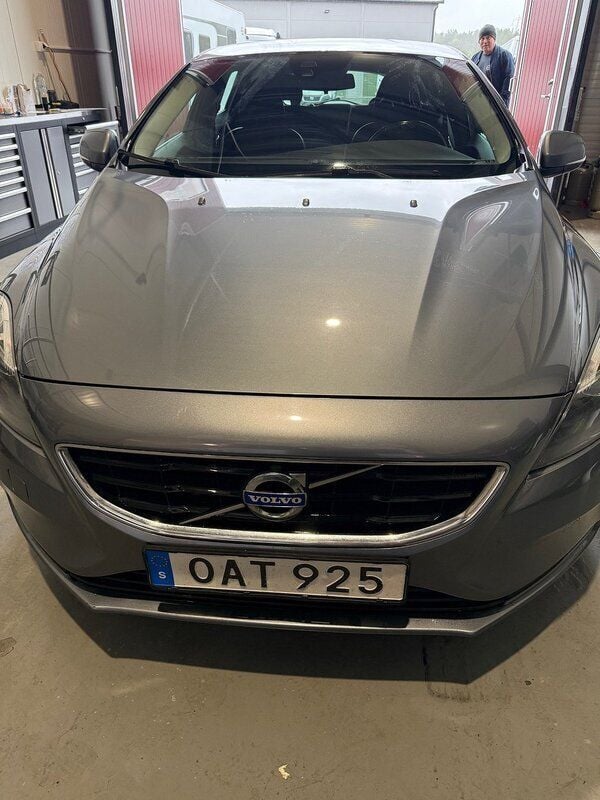Grå Begagnad 2014 Volvo V40 Momentum Kombi | 119 000 kr (Lite dyr) - Bild 1/4