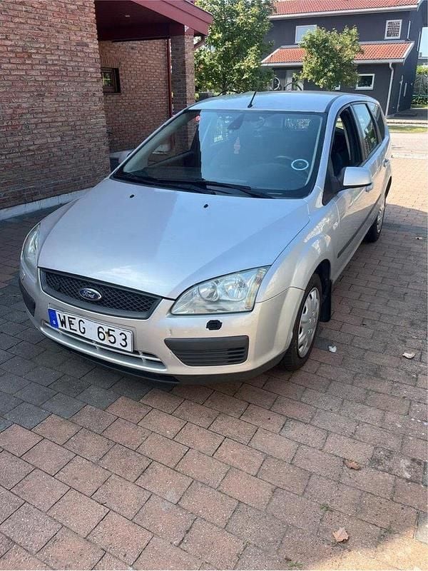Grå Begagnad 2007 Ford Focus Kombi | 14 900 kr (Marknadspris) - Bild 1/4