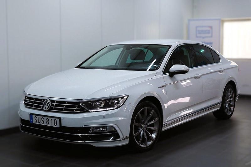 Vit Begagnad 2017 VW Passat R-line Sedan | 209 900 kr (Lite dyr) - Bild 1/4