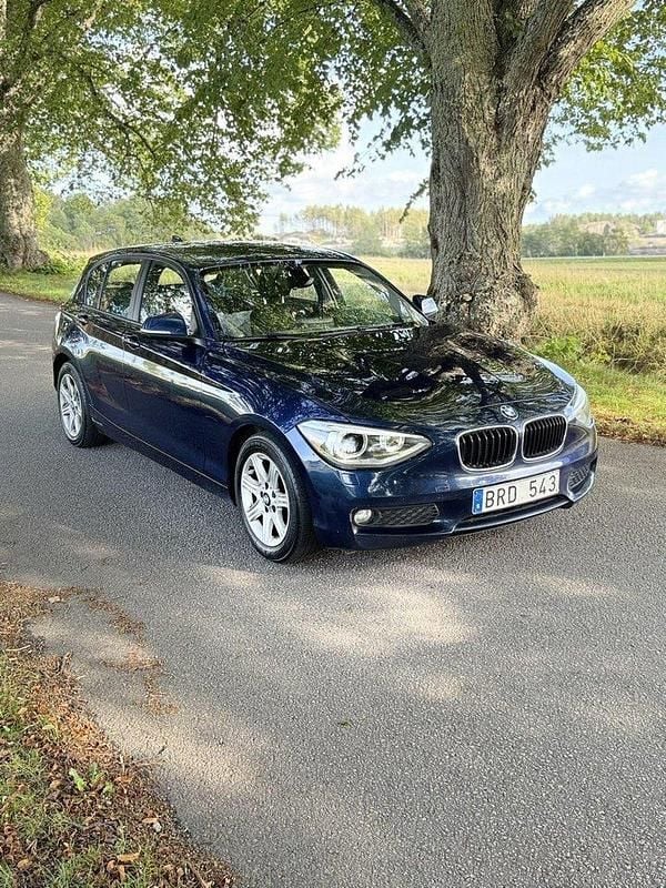 Blå Begagnad 2013 BMW 118 Halvkombi | 69 000 kr (Bra pris) - Bild 1/4