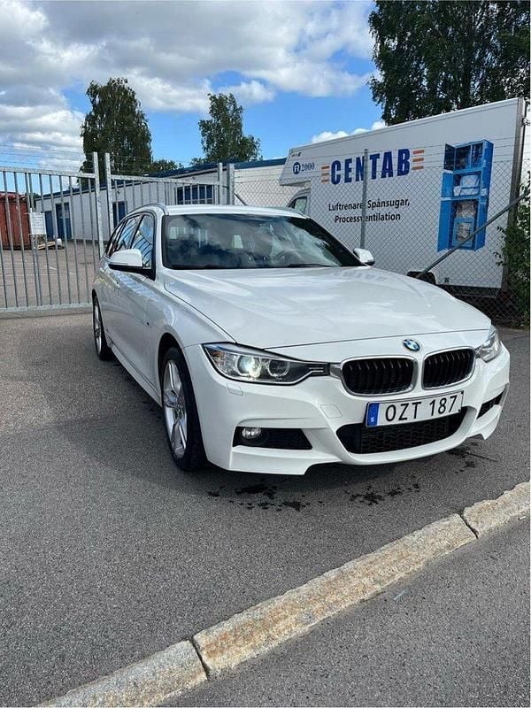 Vit Begagnad 2015 BMW 320 M Sport Kombi | 169 900 kr (Marknadspris) - Bild 1/4