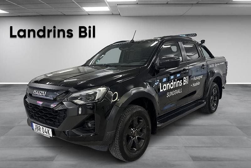 Svart (onyx black mica) Begagnad 2024 Isuzu D-Max Van | 762 375 kr (Marknadspris) - Bild 1/3
