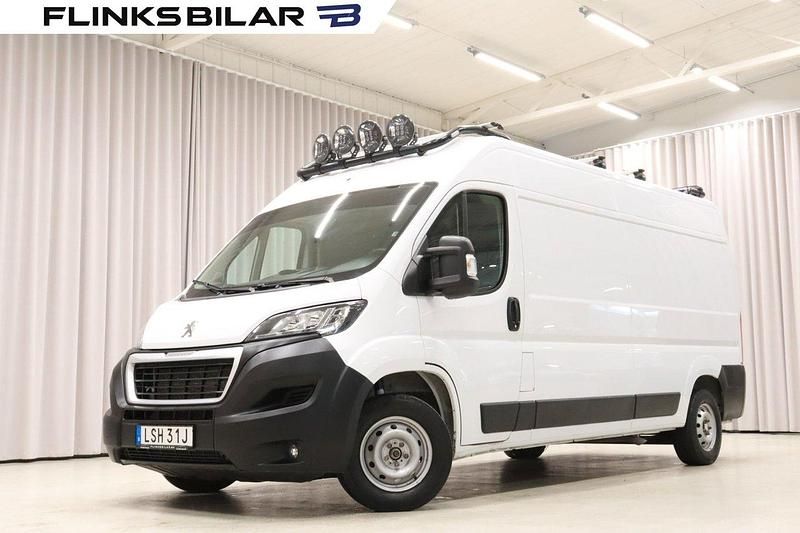 Vit Begagnad 2023 Peugeot Boxer Van | 279 700 kr (Bra pris) - Bild 1/4