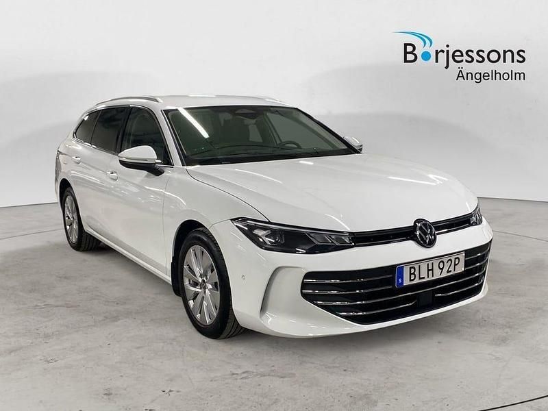 Vit Begagnad 2024 VW Passat Kombi | 449 000 kr (Marknadspris) - Bild 1/4