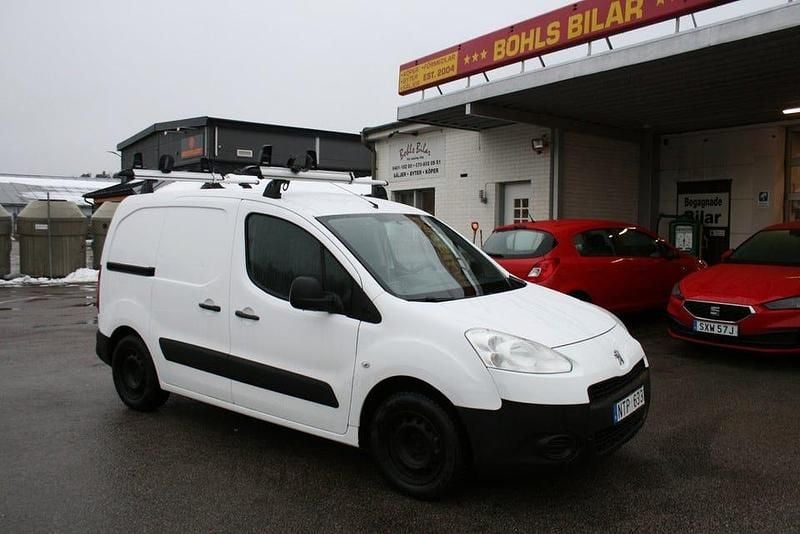 Vit Begagnad 2013 Peugeot Partner Van | 49 000 kr (Marknadspris) - Bild 1/4