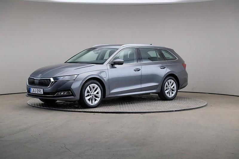 Grå Begagnad 2022 Skoda Octavia Style Kombi | 249 000 kr (Bra pris) - Bild 1/4
