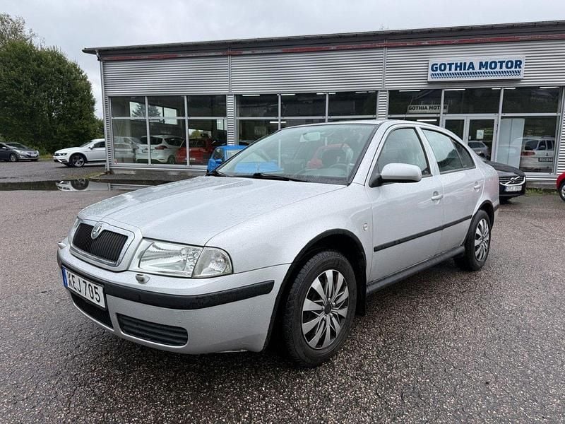 Silver Begagnad 2006 Skoda Octavia Tour Halvkombi | 19 900 kr (Marknadspris) - Bild 1/4