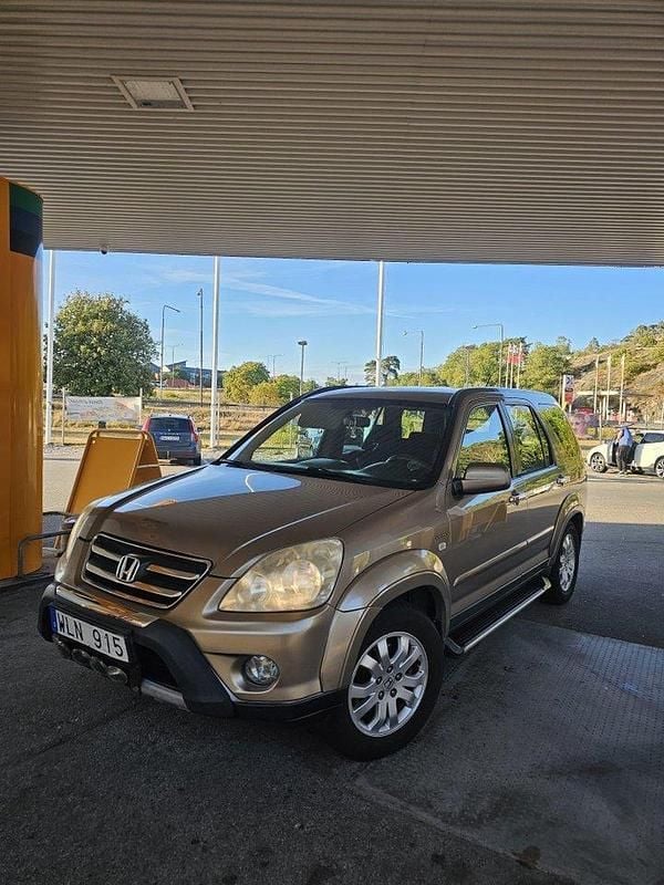 Brun Begagnad 2005 Honda CR-V SUV | 35 000 kr (Marknadspris) - Bild 1/4
