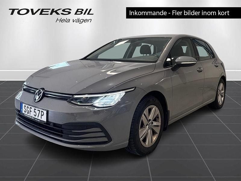 Grå (moonstone grey) Begagnad 2022 VW Golf VIII Life Kombi | 204 900 kr (Bra pris) - Bild 1/4