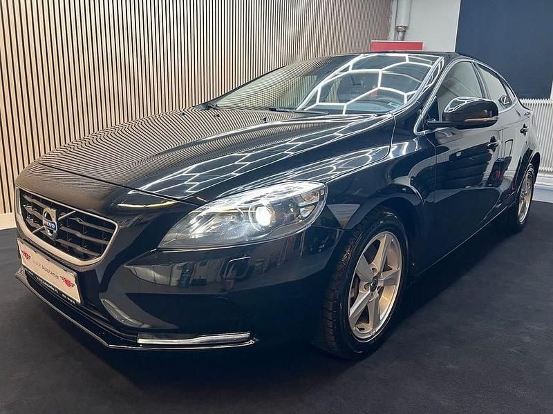 Svart Begagnad 2015 Volvo V40 Kombi | 139 900 kr (Marknadspris) - Bild 1/4